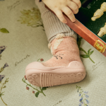 Botinha Attipas de bebé com detalhe de orelhas de coelho em relevo em cor de rosa