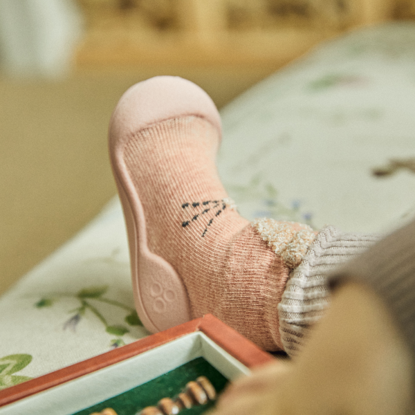 Botinha de bebé com algodão na cor rosa pink coelhinho rabbit com biqueira larga