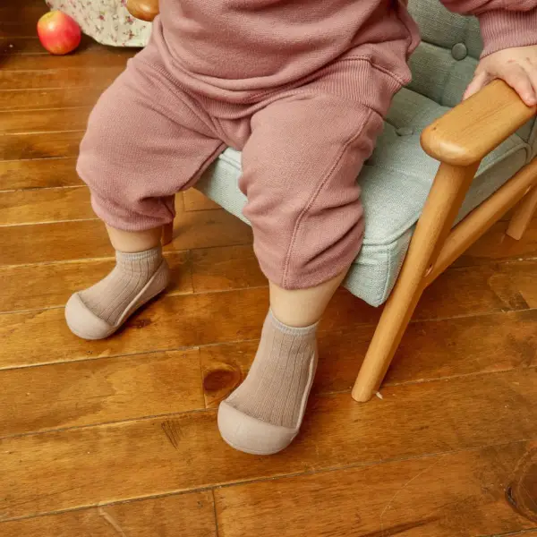 Sapatinho de bebé ideal para gatinhar e primeiros passo na cor pallet berry attipas