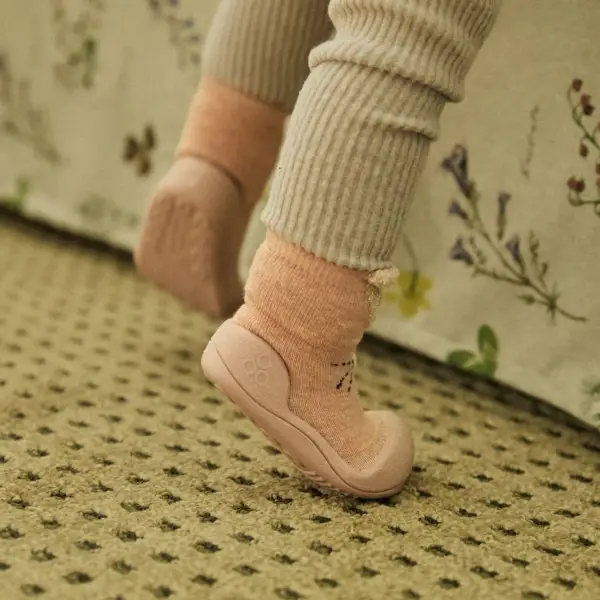 Sapato de bebé confortavel e muito respiravel com microperfurações na sola na cor rosa attipas