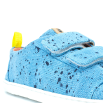 calçado criança muki shoes joy play azuis e com detalhe amarelo com duplo velcro