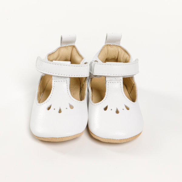 calçado infantil feitos de forma sustentável cor branca bunny golfinho