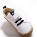 sapatinho de criança cor branco white lisboa com elástico azul caelu