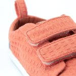 sapato feito à mão com materiais naturais em laranja diospiro forro cor de tijolo muki shoes kids