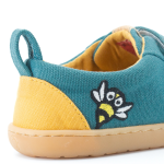 ténis com detalhe de abelha muki shoes com velcro