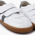 ténis flexiveis com ponteira larga pisamonas cor branco e cinza