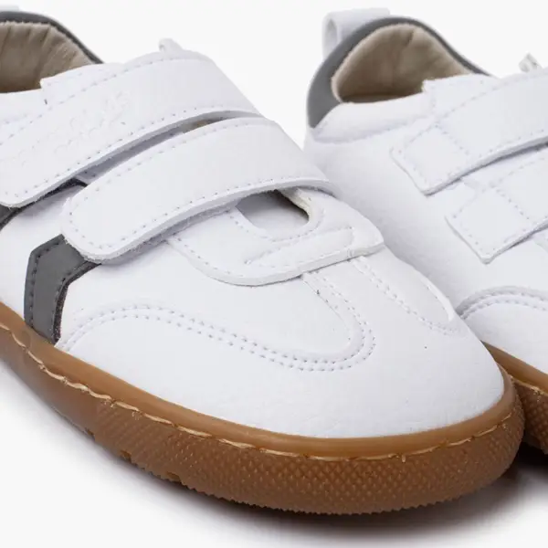 ténis flexiveis com ponteira larga pisamonas cor branco e cinza