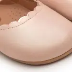tip toey joey sabrina com detalhe e com tira para ajuste ao pé na cor candy cream