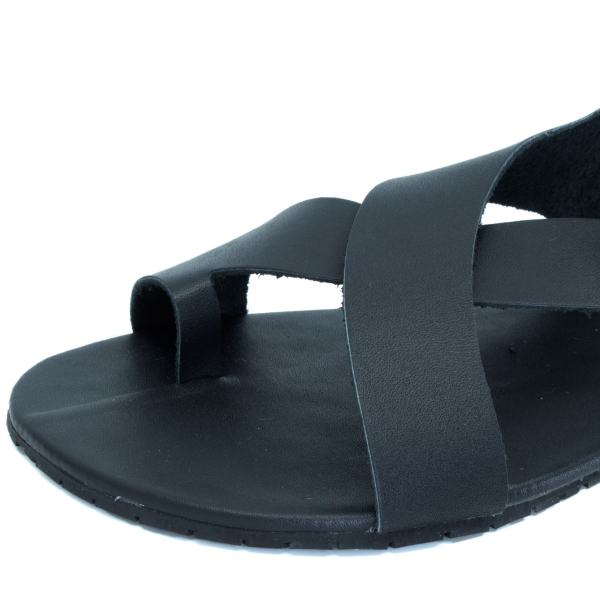 sandália com tira cruzadas preta mukishoes sola plana e flexivel