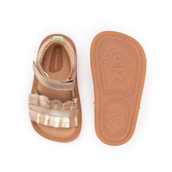 sandália flexivel barefoot com sola plana cor ruffy metalic rosa salmão