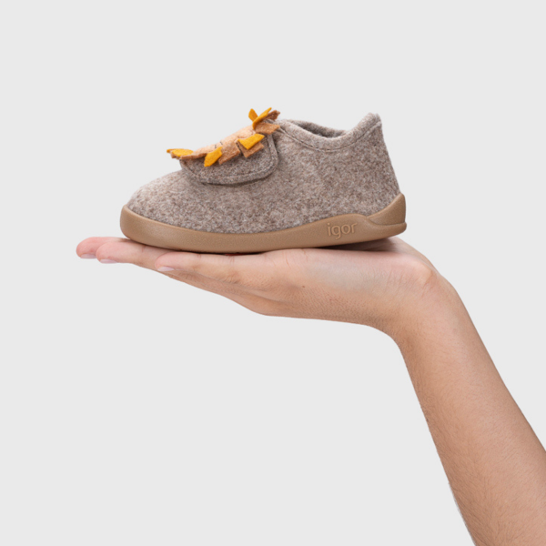 pantufa flexivel com velcro lion leão bege