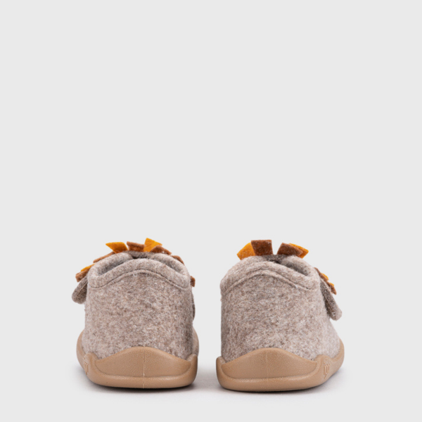 pantufa respeitadora com leão cor taupe igor