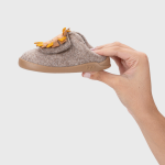 pantufinha criança com leãozinho bege da igor