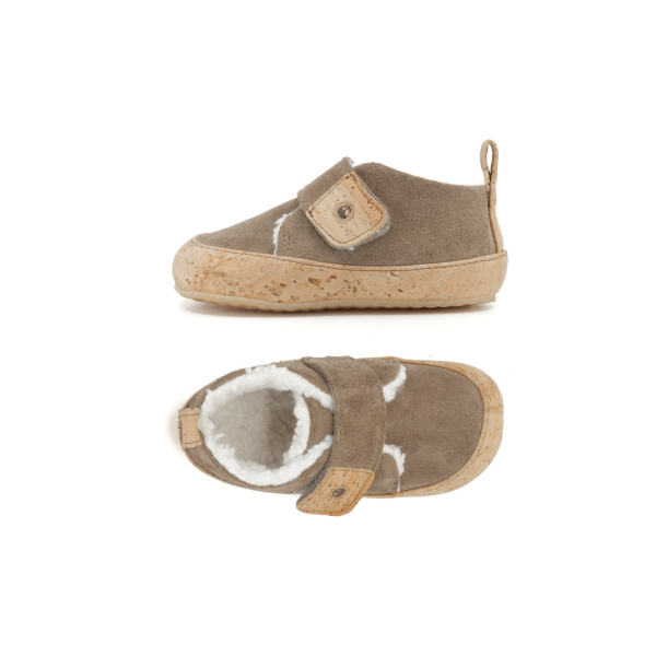sapatinho de bebé mukishoes avelã castanho com pormenor em cortiça