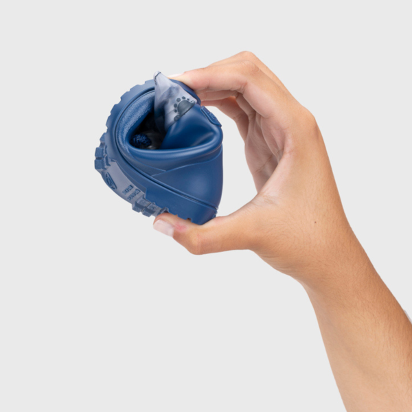 Botinha flexivel e confortavel para criança na cor azul com dinossauro igor com fecho