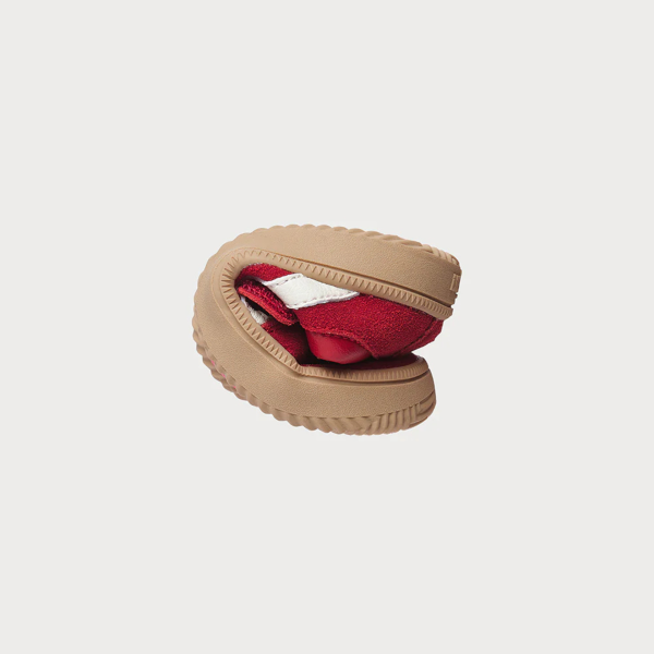 lejan criança barefoot vermelho
