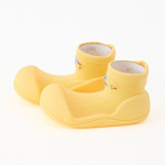 barefoot bebé criança attipas amarelas com passáro