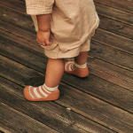barefoot bebé criança attipas riscas bege e laranja