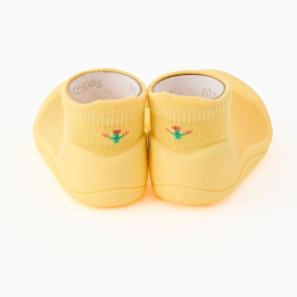 calçado de bebé com passarinho amarelas attipas barefoot