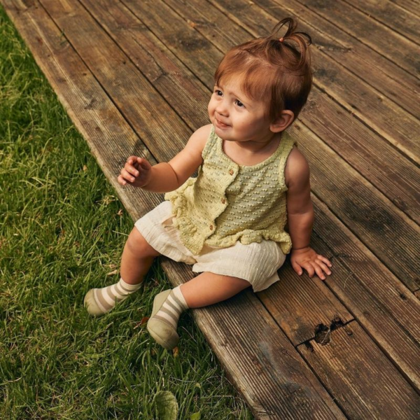 calçado de bebé verde às riscas attipas barefoot