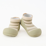 sapatinho maleável de bebé com risquinhas verdes barefoot